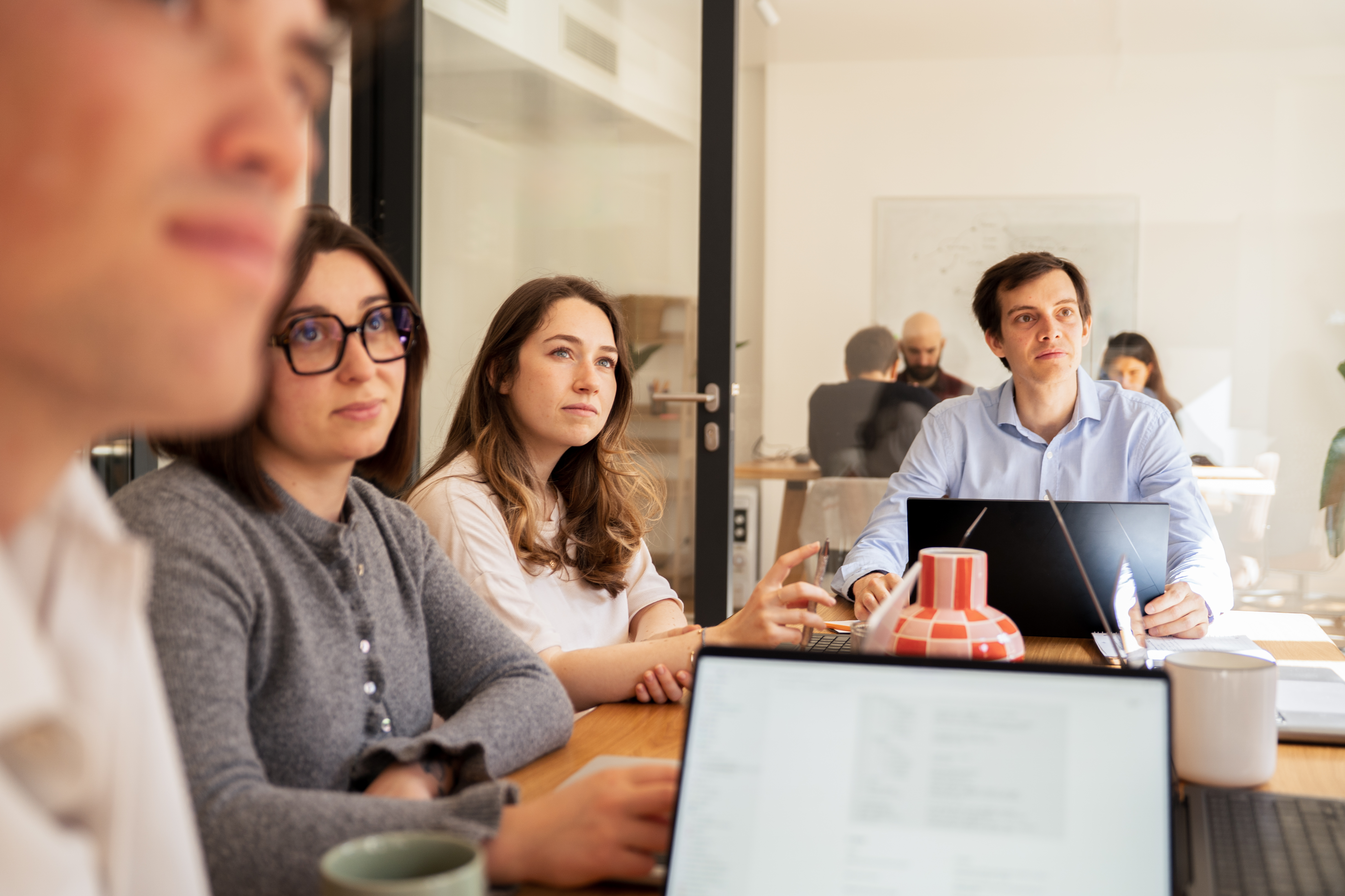 Team di Galadrim concentrato durante una riunione di lavoro