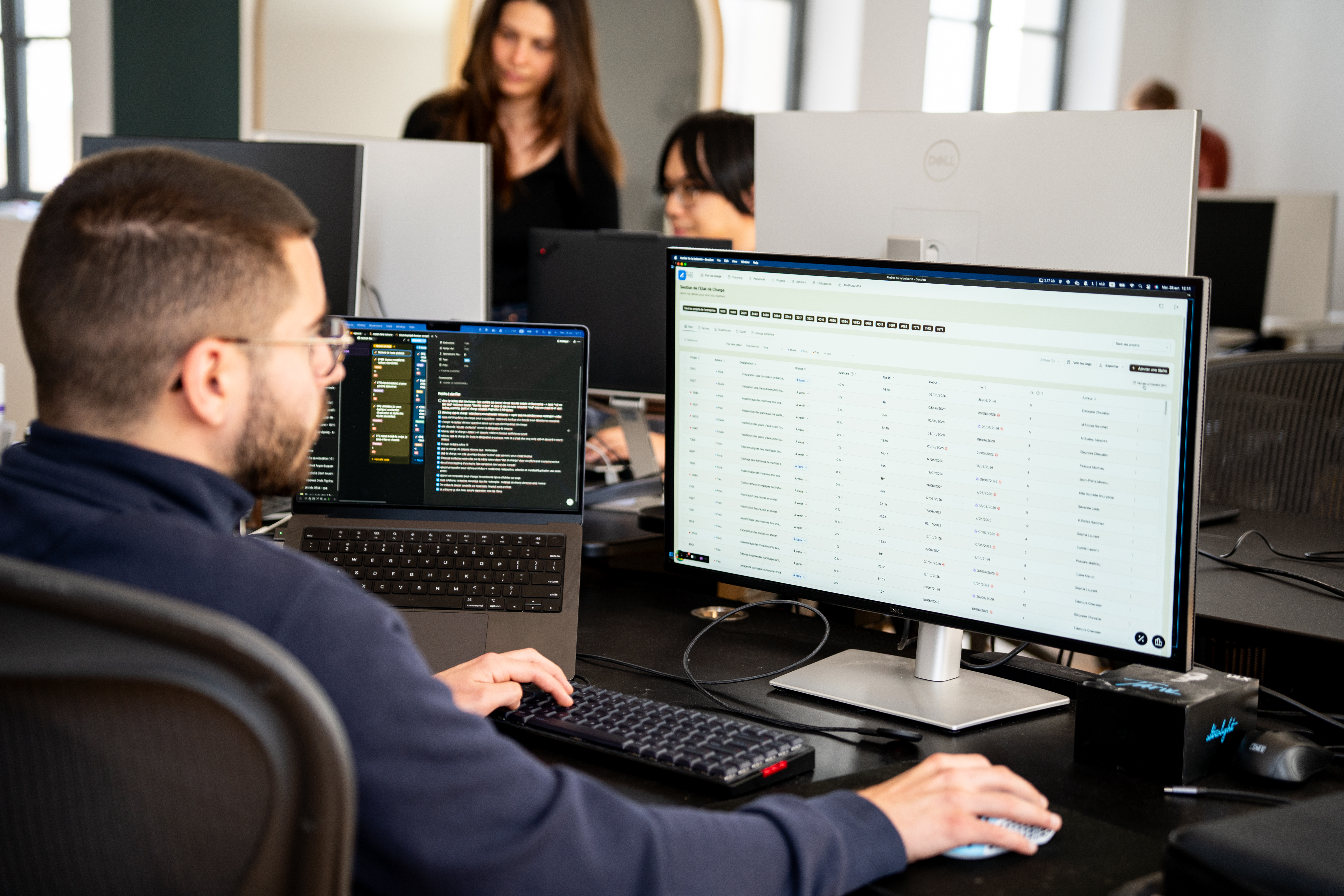 Uno sviluppatore di Galadrim al lavoro su un software gestionale aperto a tutto schermo sul monitor
