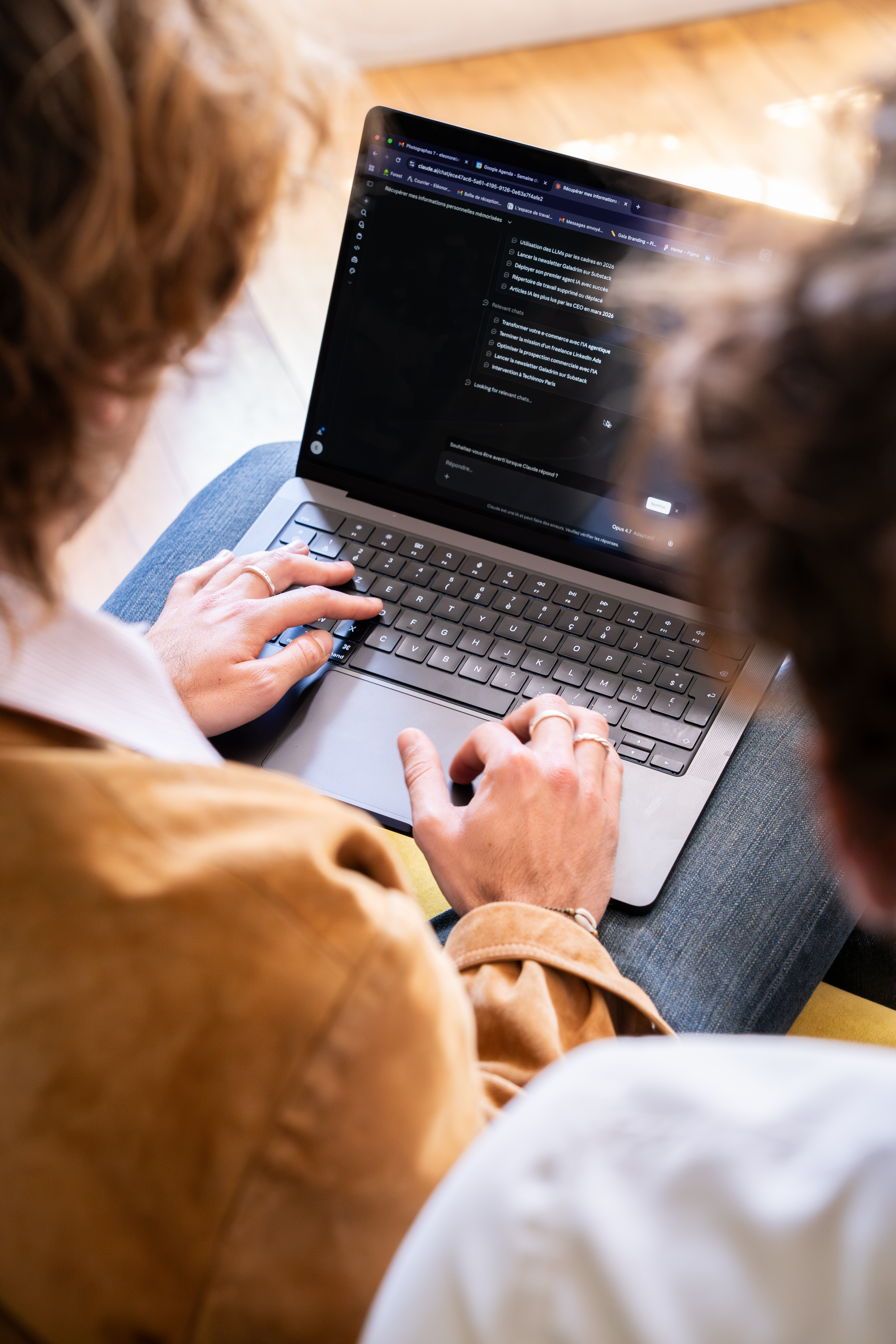 Due persone davanti a un portatile che mostra un'interfaccia di chat con l'IA