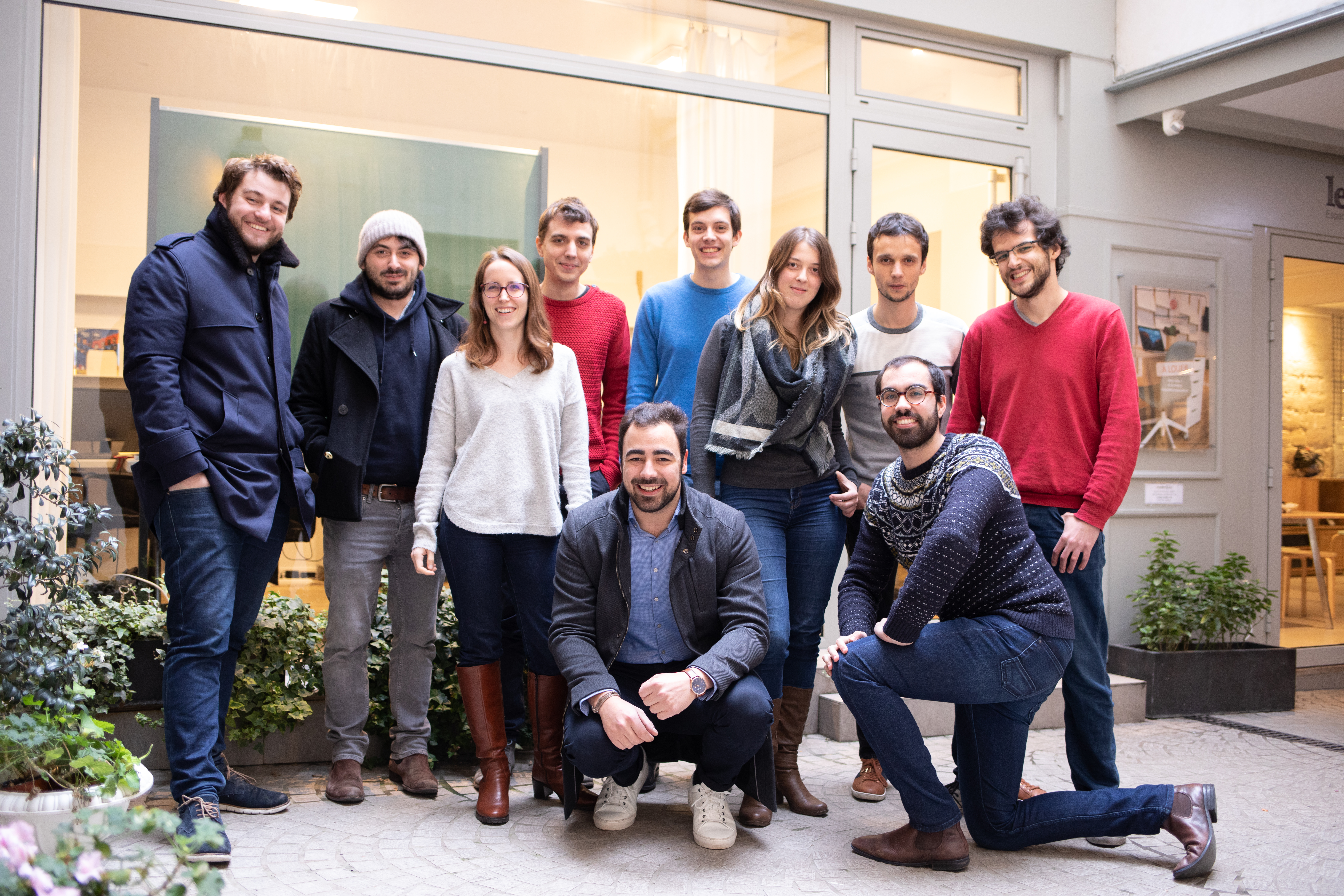 Il team di Galadrim al completo davanti a una vetrina, nel 2018.