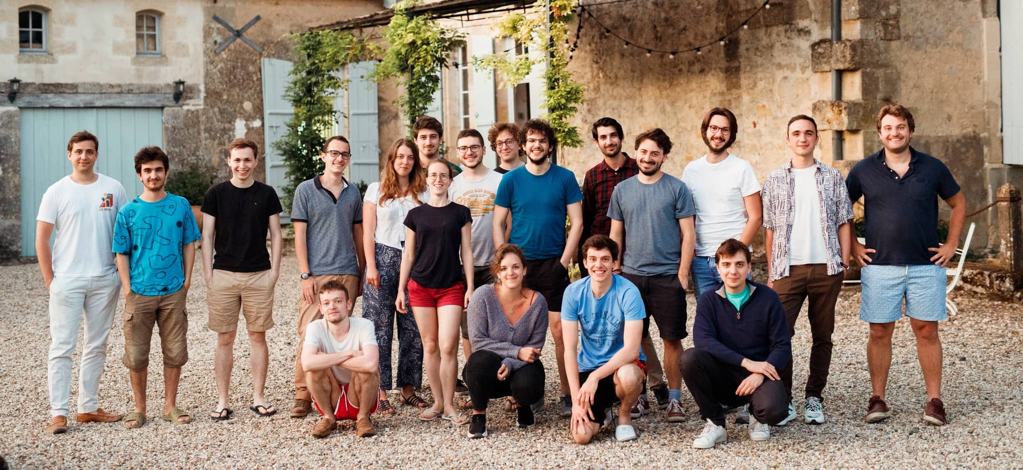 Il team di Galadrim riunito nel cortile di un edificio in pietra, durante un ritiro aziendale.